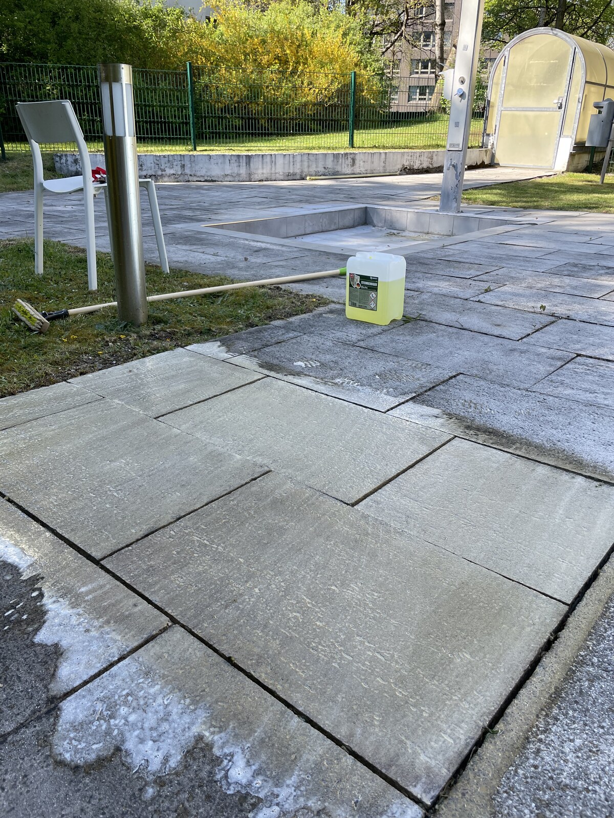 Steinreiniger Ultra Pro im Einsatz auf Terrassenplatten