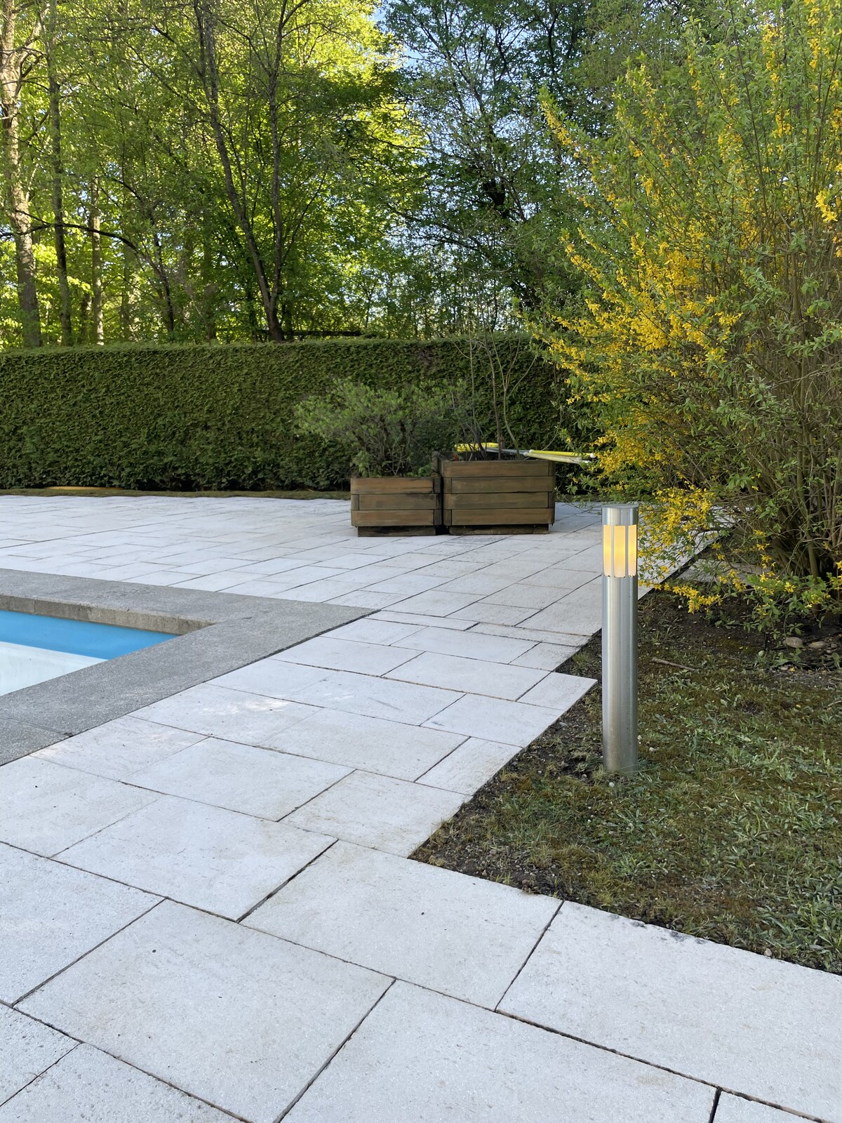 Pool-Terrasse nach professioneller Reinigung