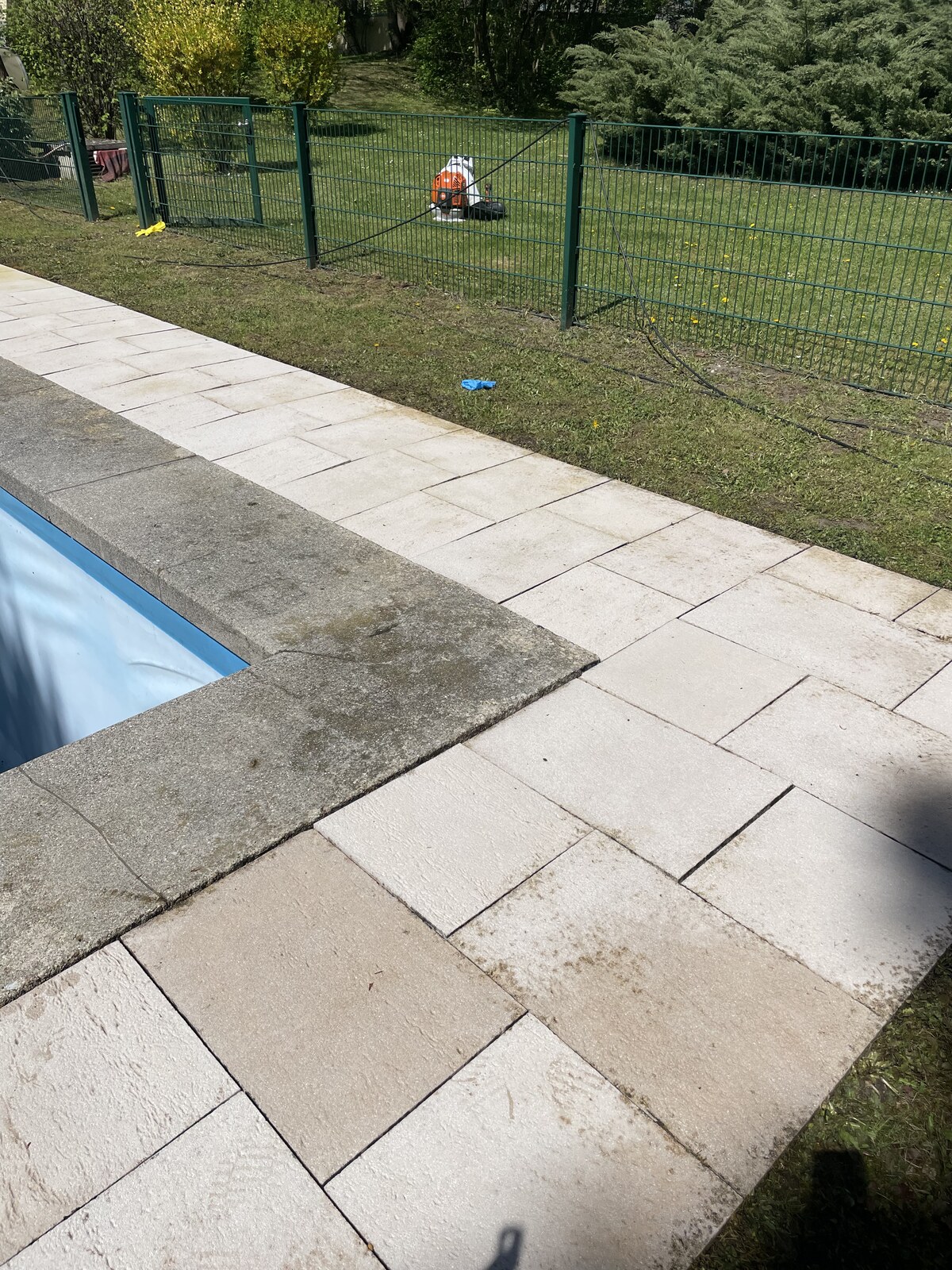 Poolrand mit Stockflecken vor der Reinigung