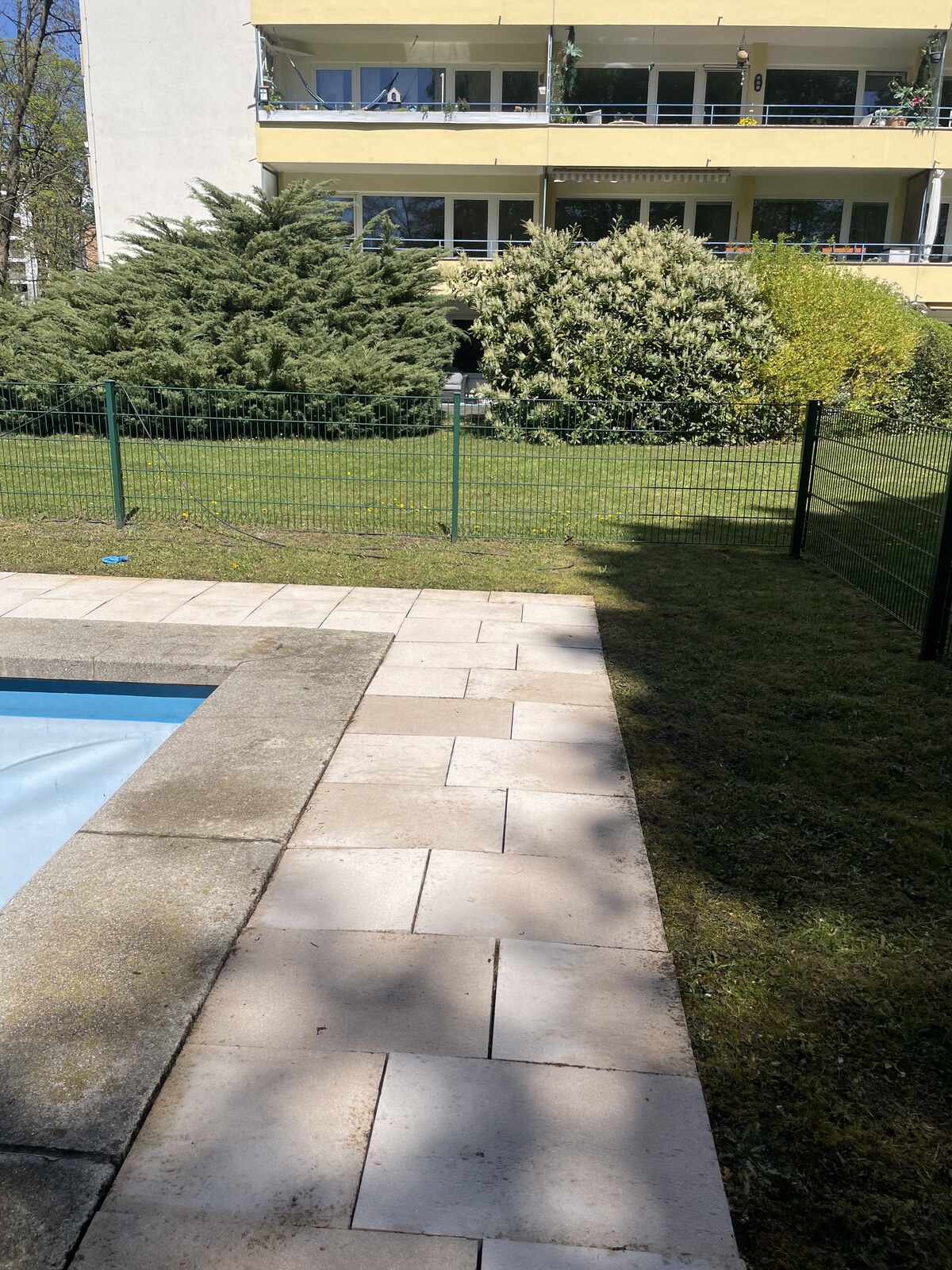 Pool-Umrandung vor der Steinreinigung