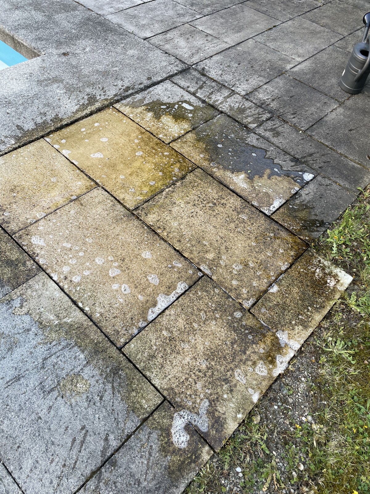 Terrasse mit Stockflecken vor der Reinigung